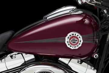Premium-Finish und neues, erhobenes Tankemblem