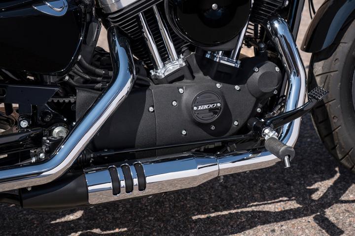 Harley-Davidson シート Vivid Black Stretched Extended Side Cover Panel For Harley